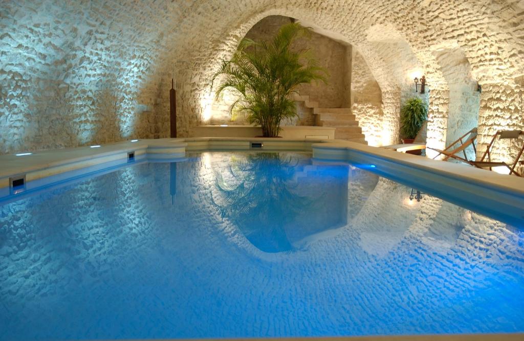 沃德吕尼鲁尼跳马城堡酒店的一座大型游泳池,