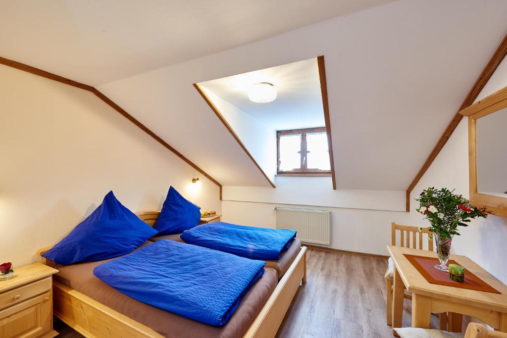 WindorfLandgasthof Penn的配有蓝色枕头的客房内的两张床