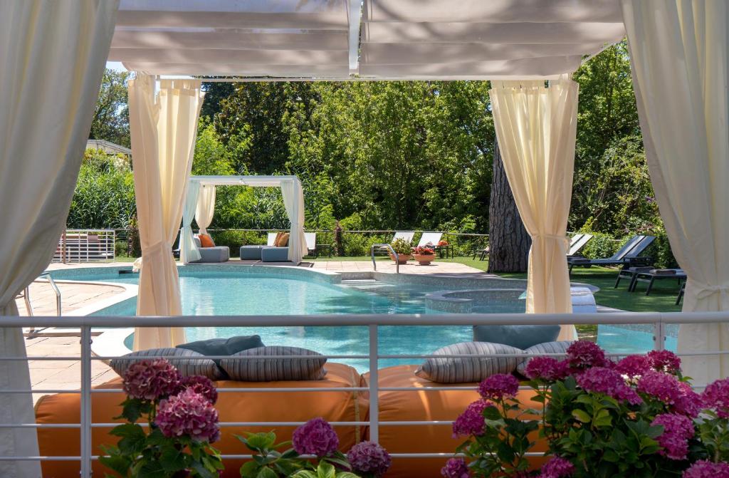 马尔米堡圣茂利裘丝酒店的享有泳池美景,前面设有沙发
