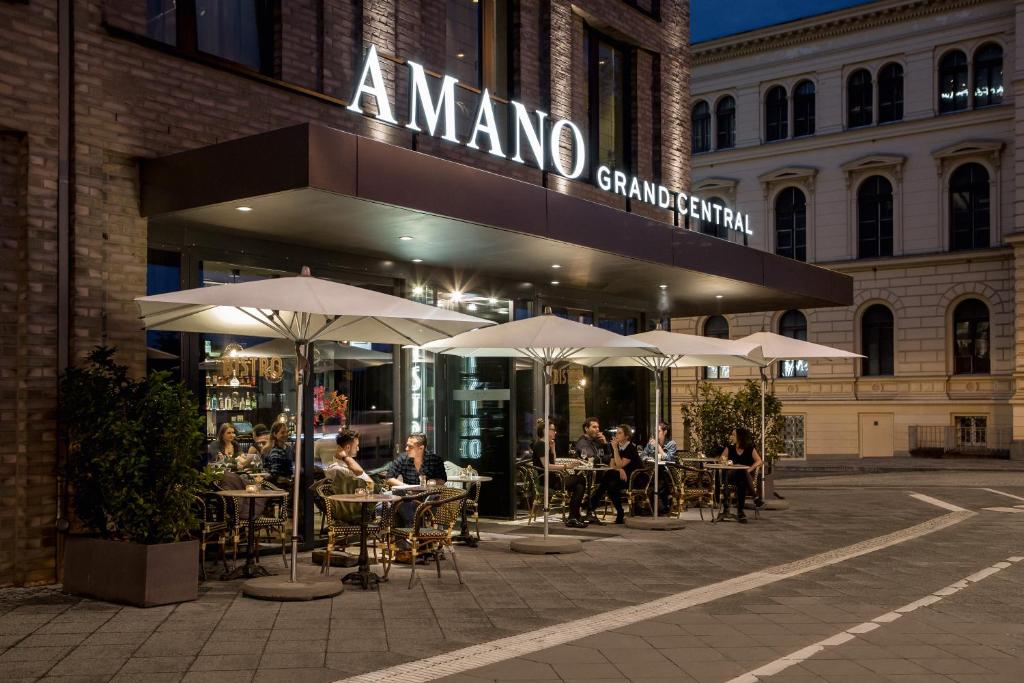 柏林阿玛诺市中心大酒店的一群坐在餐厅外桌子上的人