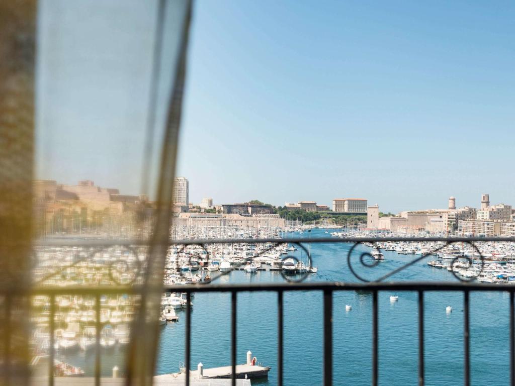 马赛Grand Hotel Beauvau Marseille Vieux Port - MGallery的从窗口欣赏水体的景色