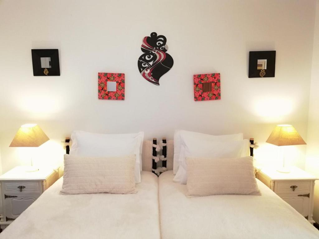 维亚纳堡Alojamento Local Ferros - Duplex的一间卧室配有2张白色的床和2盏灯。