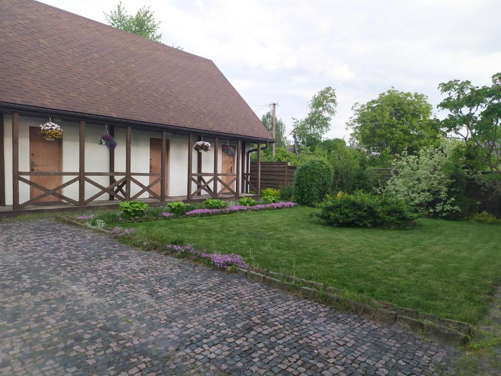 波恰耶夫House of Vitaliy的院子前有砖砌车道的房子