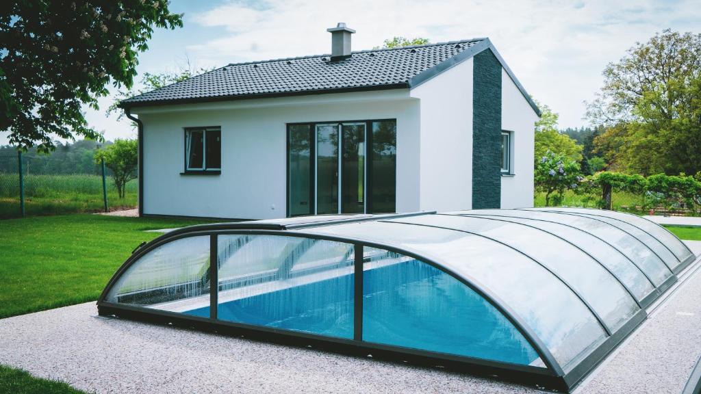Weisswasser in BöhmenVilka Petra pod Bezdězem的一座带游泳池和玻璃屋顶的房子