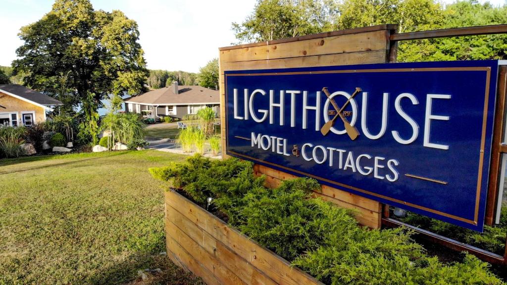 布里奇沃特Lighthouse Motel and Cottages的灯塔的蓝色标志