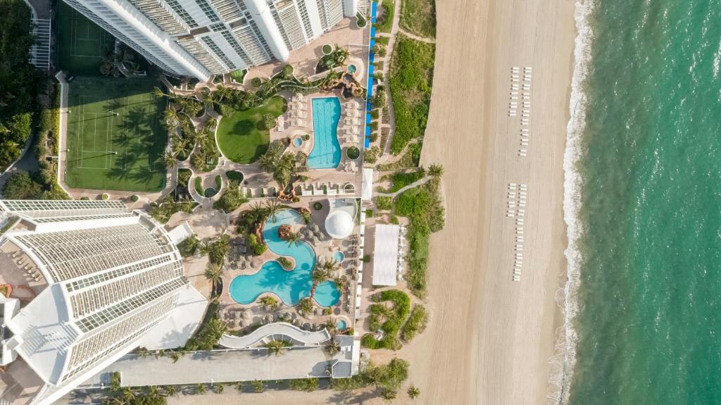 迈阿密海滩Trump International Beach Resort - Sunny Isles Beach的享有度假胜地和海滩的空中景致