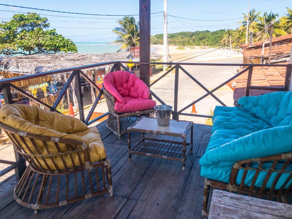 巴伊亚福尔莫萨Verano House BF的海滩阳台配有两把椅子和一张桌子