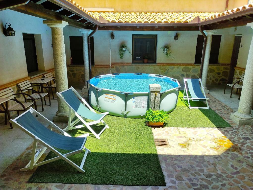 乌尔达Los Laureles 2的一个带椅子的庭院和一个游泳池