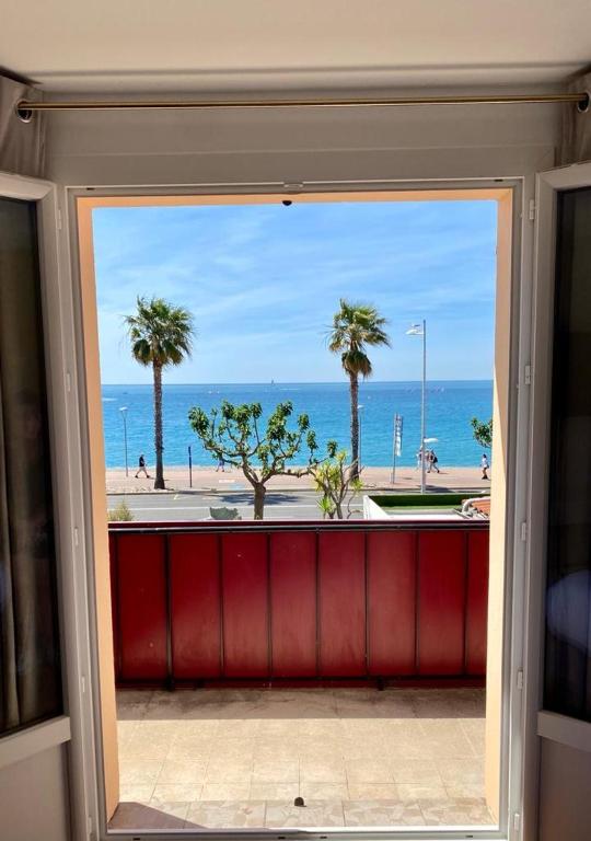 滨海卡涅Maison de la Marine的从窗户可欣赏到海滩美景
