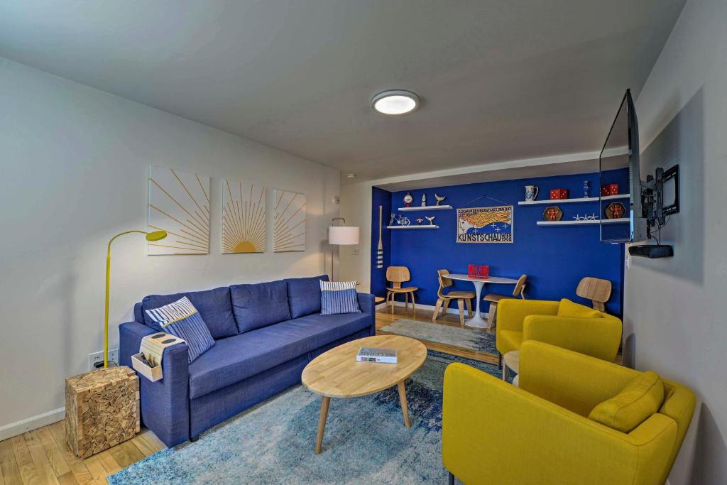 艾斯拜瑞Central and Contemporary NJ Condo Steps to Shore!的客厅配有蓝色的沙发和黄色的椅子