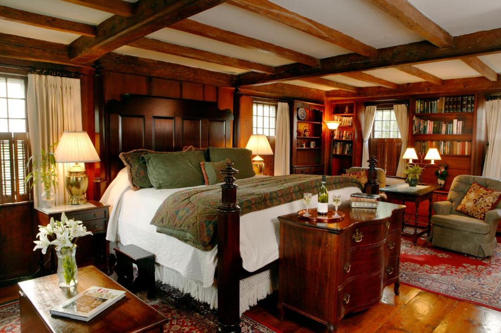 查塔姆船长之家旅馆的一间卧室,卧室内配有一张大床