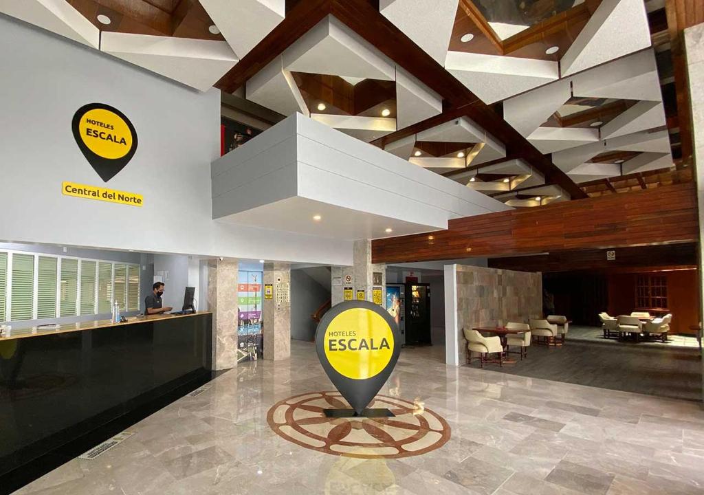 墨西哥城Hotel Escala Central del Norte的大堂的地板上有一个黄色标志