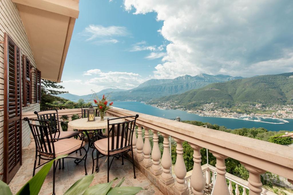 卢什蒂卡Apartment Sea Breeze的设有一个配有桌椅并享有美景的阳台。