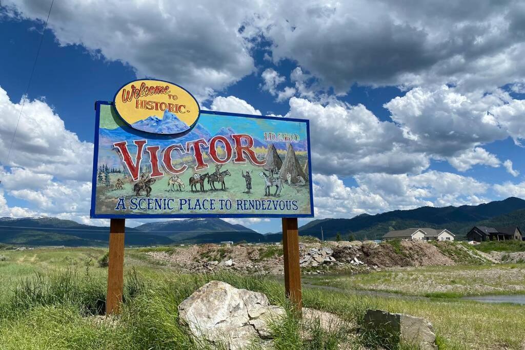 维克托Bear Lair at Teton Valley Idaho的参观风景名胜的迎宾标志