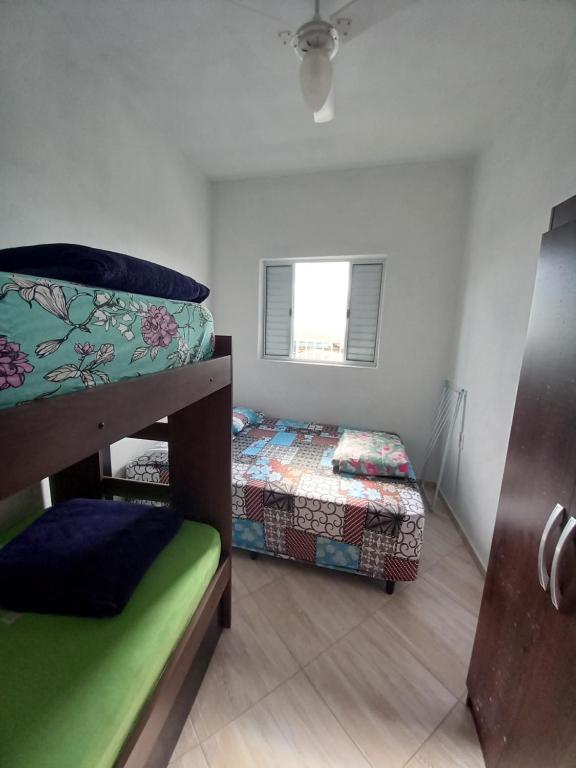 圣托梅-达斯莱特拉斯Apartamento avenida 07的一间卧室设有两张双层床和一扇窗户。