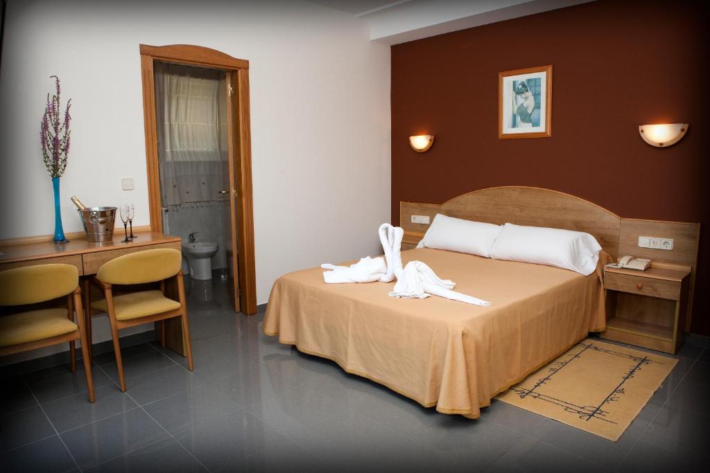阿兰扎达布里萨达兰扎达酒店的酒店客房,配有带两条毛巾的床