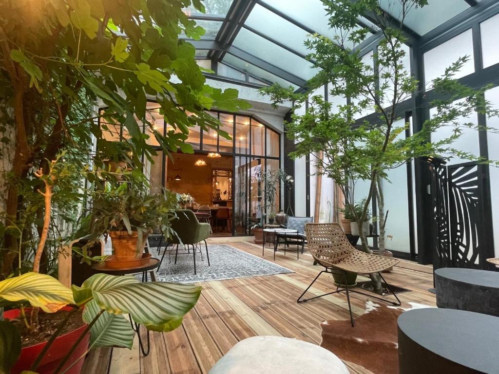 波尔多卡萨布兰卡住宿加早餐旅馆的温室里种植了植物,配有桌椅