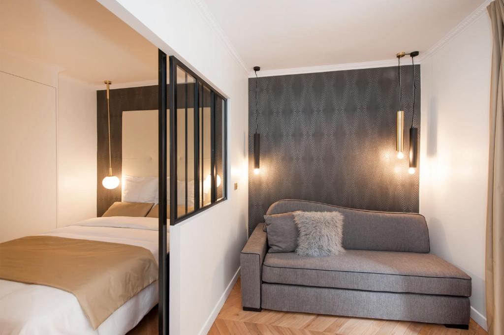 巴黎Odéon - Notre Dame Paris Climatisé-Wifi的一间小卧室,配有一张床和一把椅子