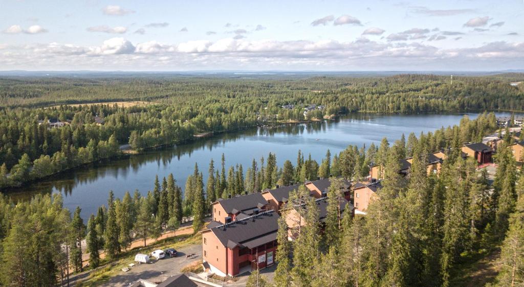 鲁卡Ski-Inn AurinkoRinne的享有湖畔建筑的空中景致