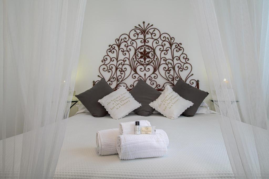 加维艾尔伯格艾尔城堡酒店的一间卧室配有带毛巾的床