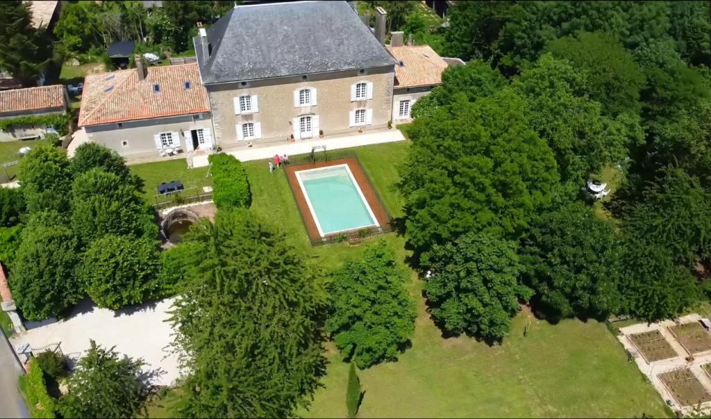 LimalongesLe Logis de Limalonges的享有庭院内游泳池的房屋的空中景致