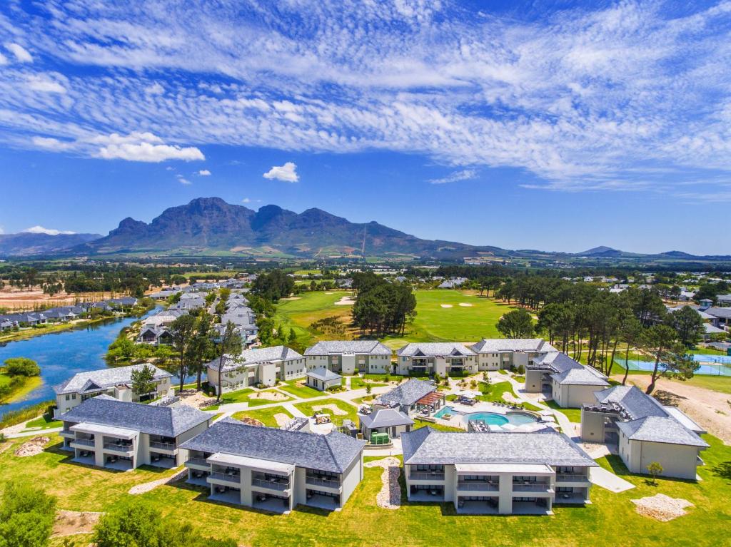 弗朗斯胡克Pearl Valley Hotel by Mantis的享有带高尔夫球场的度假村的空中景致