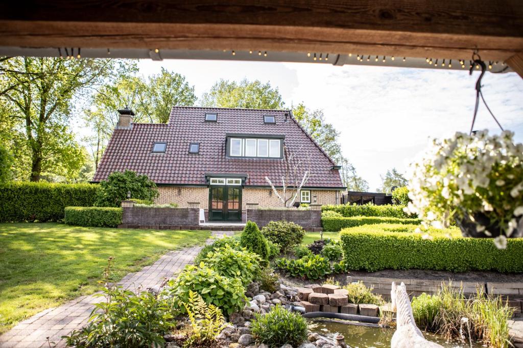 BlesdijkeBosvilla Landgoed Lindehof的花园美景度假屋