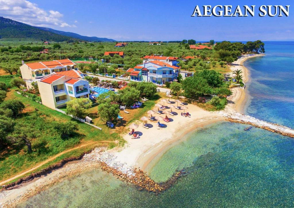 斯卡拉拉乔伊Aegean Sun Hotel的海滩上的度假村的空中景观