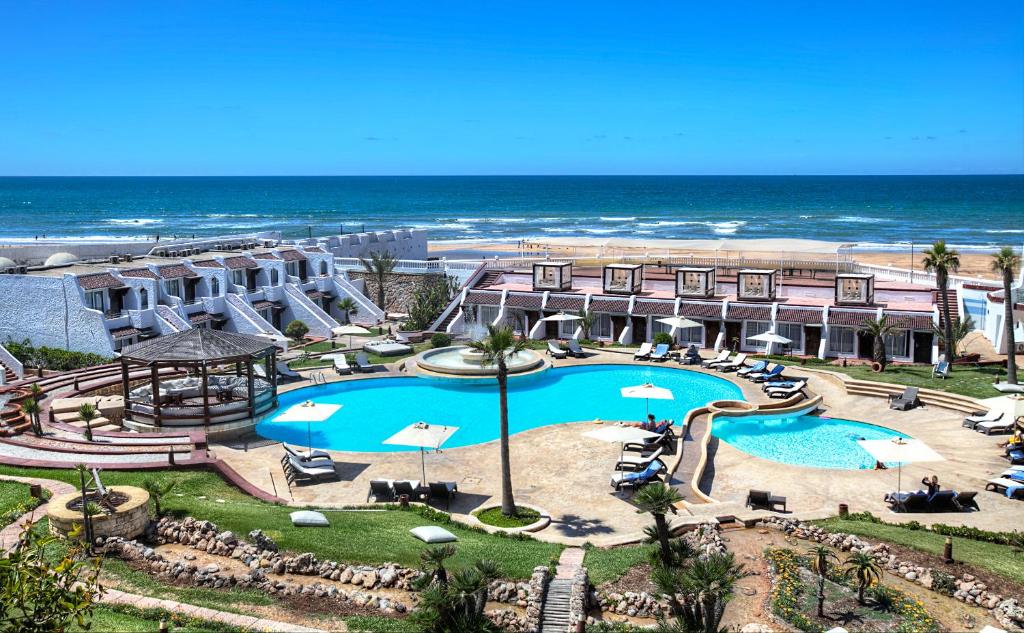 卡萨布兰卡卡萨布兰卡丽都Spa酒店（前里亚德萨拉姆）的享有带游泳池和海洋的度假村的空中景致