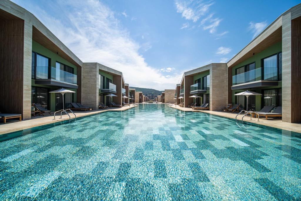 奥布佐尔HVD Reina del Mar - Premium Spa Service & Free Parking的一座建筑物中央的游泳池
