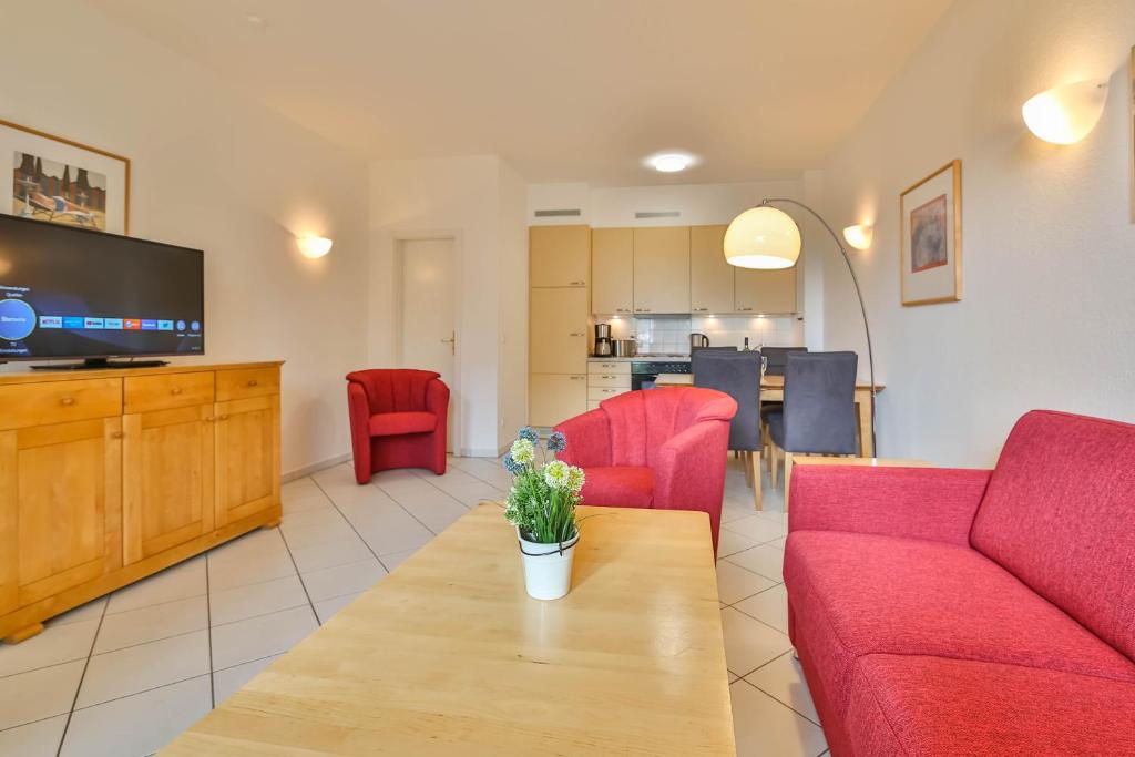 岑平Apartment Diana的客厅配有红色的沙发和桌子