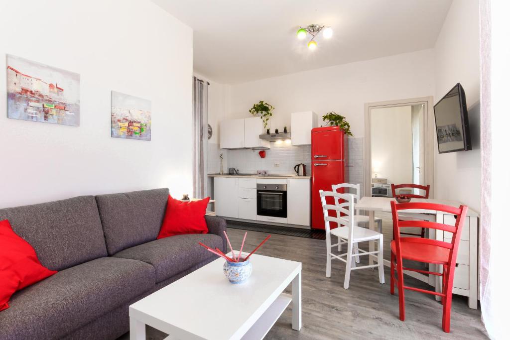卡塔尼亚Your Apartment Catania的带沙发和桌子的客厅以及厨房。
