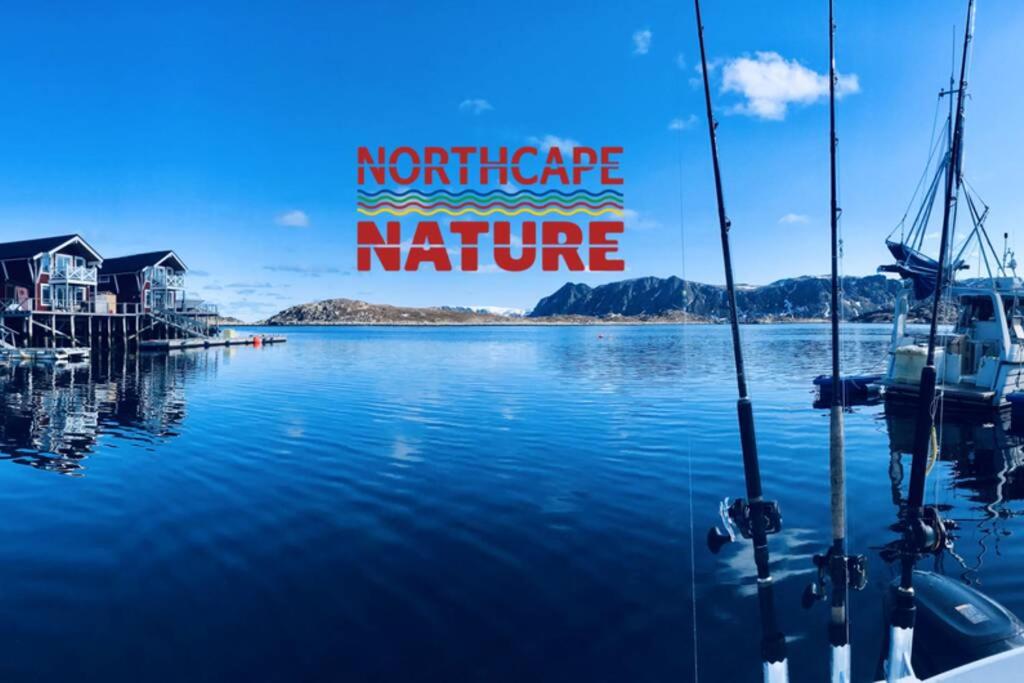 GjesværNorthcape Nature Rorbuer - 3 - Dock North的享有海港和水中船只的景色