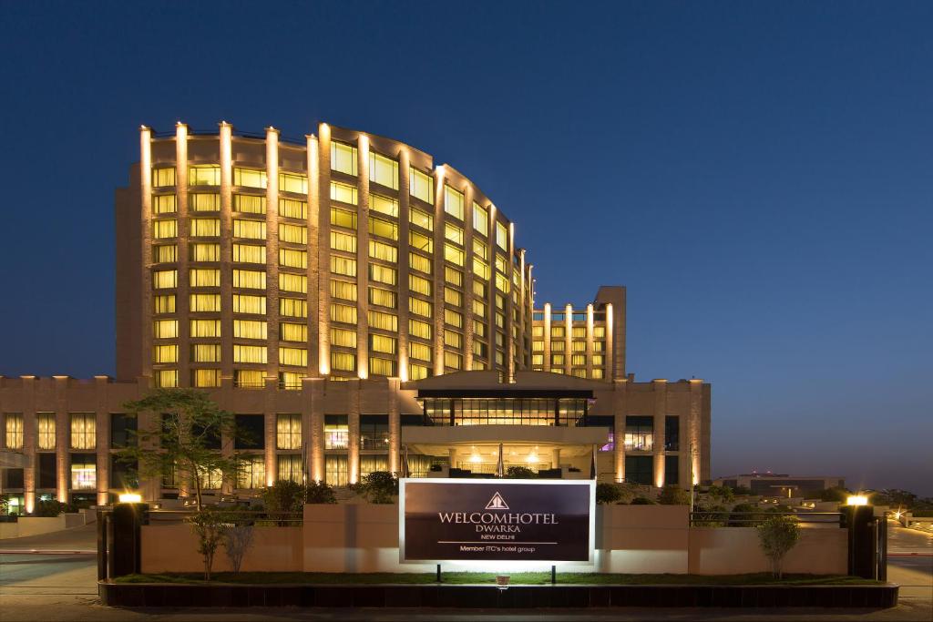新德里Welcomhotel by ITC Hotels, Dwarka, New Delhi的前面有标志的大建筑