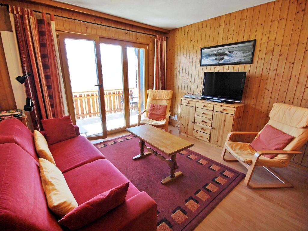 韦松纳博索雷尔韦松纳公寓的客厅配有红色的沙发和桌子