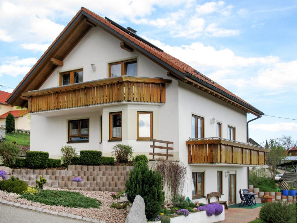 BrendenApartment Alpenblick by Interhome的白色的大房子,设有木屋顶