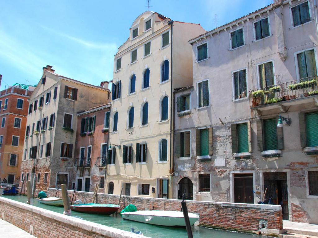 威尼斯Apartment Casa San Vio by Interhome的运河中的建筑物和船只