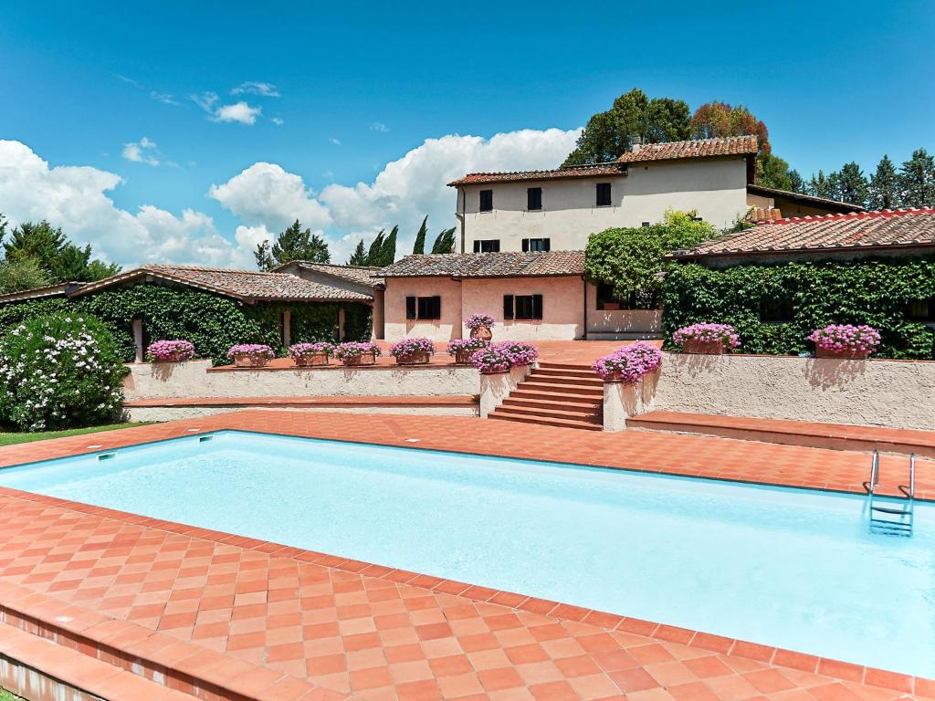 BelvedereApartment Bardeggiano - Caterina 1 by Interhome的房屋前的游泳池