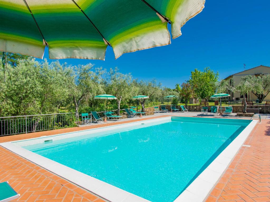 卡萨莱马里蒂莫Apartment Montaleo 5 by Interhome的一个带遮阳伞和桌椅的游泳池