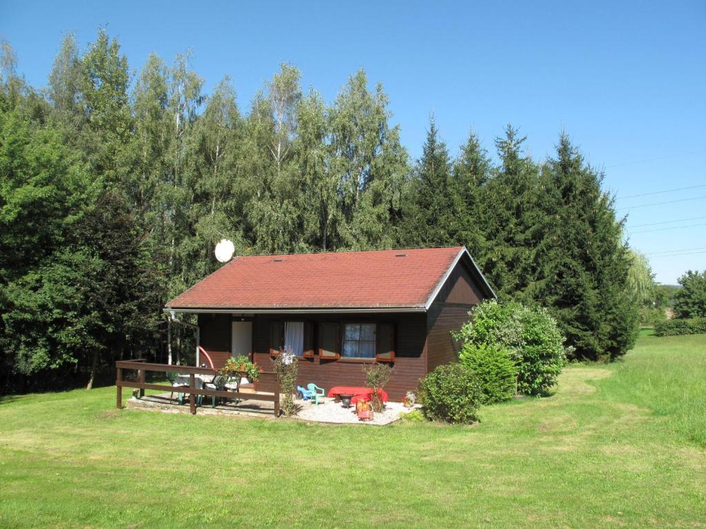 切尔韦尼科斯泰莱茨Holiday Home Spinka - ZAB110 by Interhome的一间位于田野的红色屋顶的小小屋