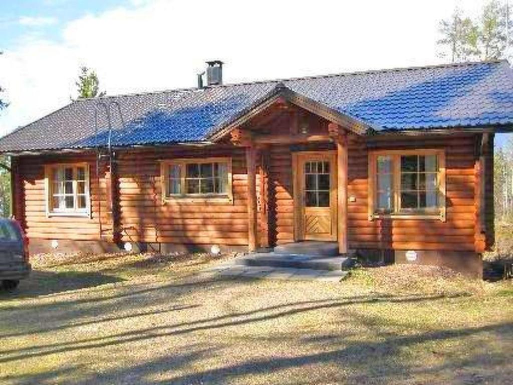 TöfsalaHoliday Home Korvenniemi by Interhome的木屋前设有停车位
