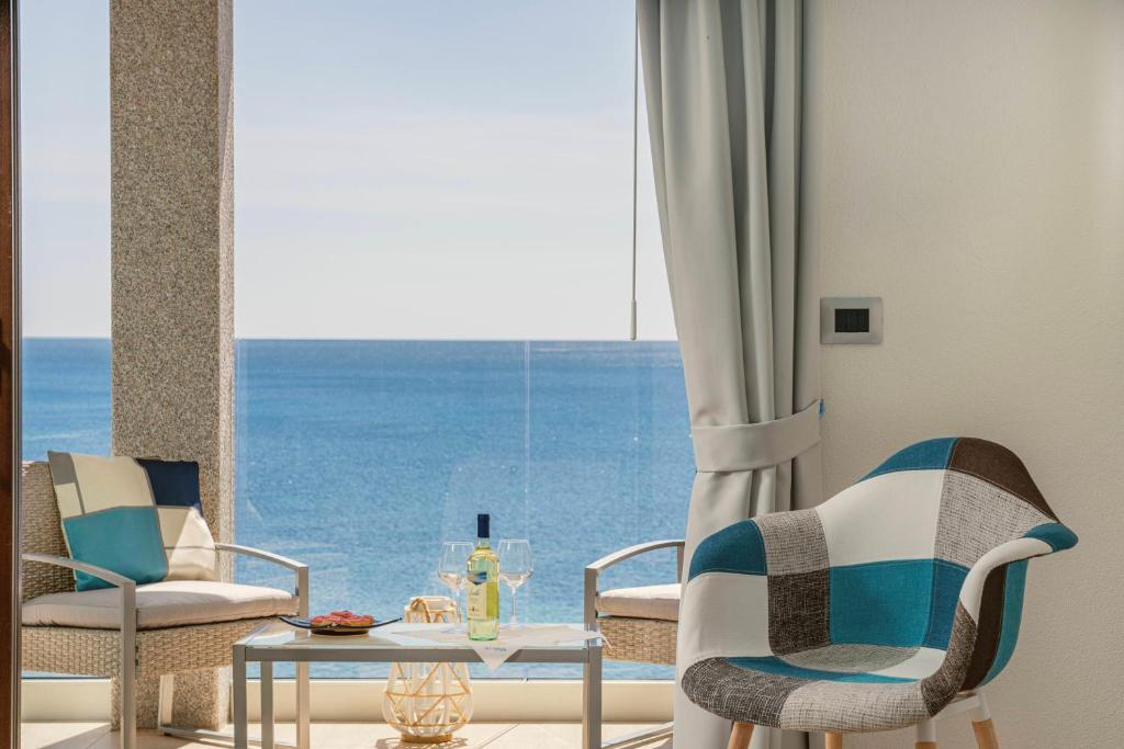 卡拉古诺内拉康吉里亚餐厅酒店的客厅配有桌椅和大窗户