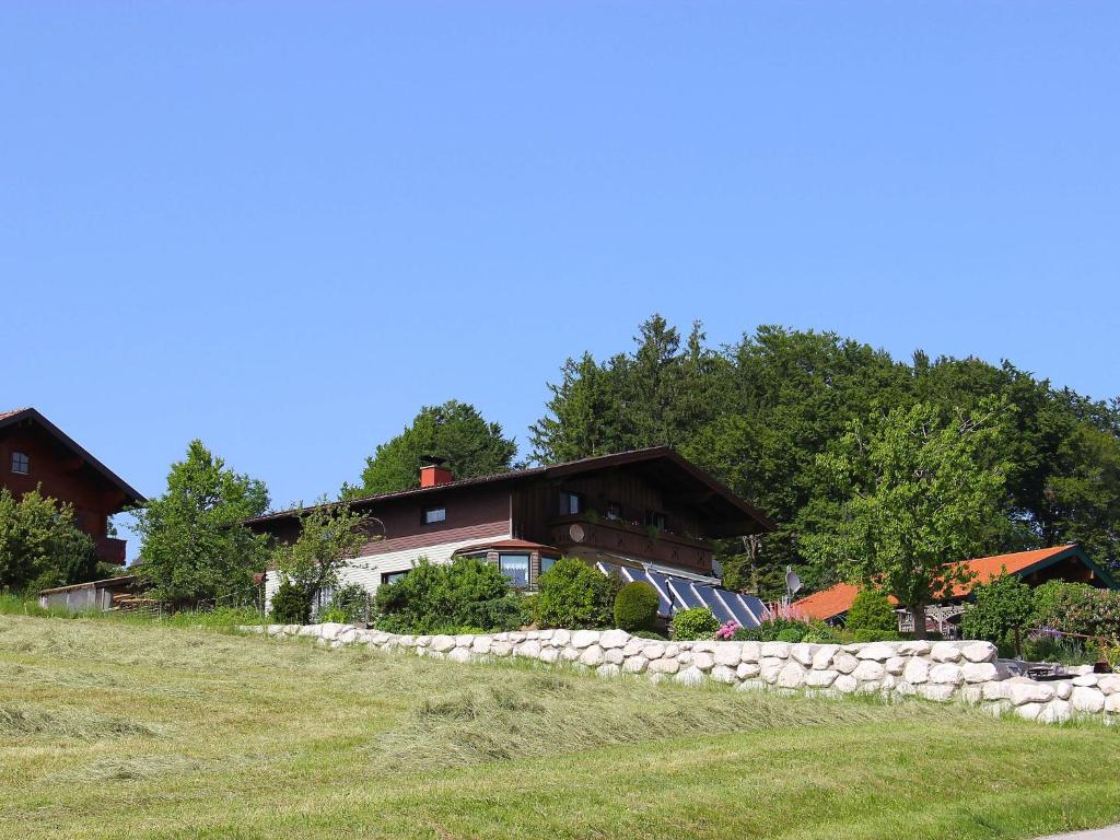Kirchberg bei MattighofenApartment Eisele by Interhome的山丘上一座石墙房子