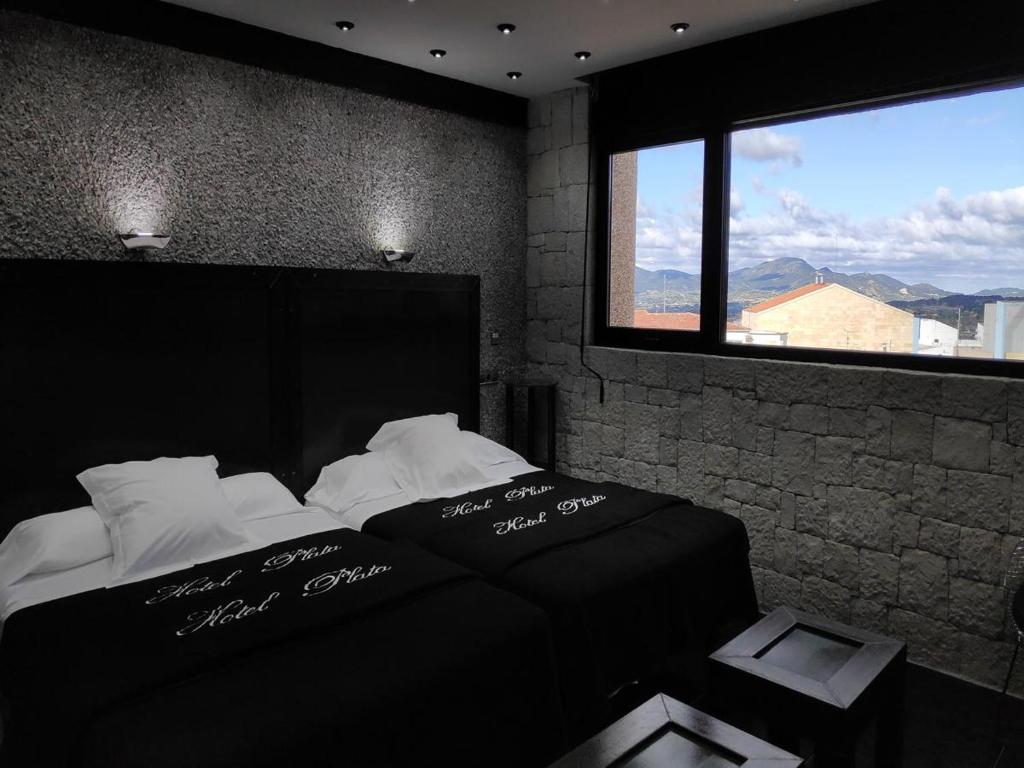 伊维Hotel Plata by Bossh Hotels的一间卧室设有一张床和一个大窗户