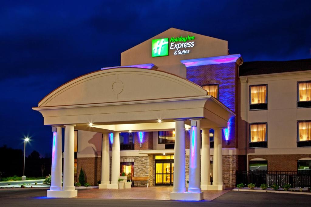 富兰克林Holiday Inn Express Hotel & Suites Franklin, an IHG Hotel的大楼前设有凉亭的酒店