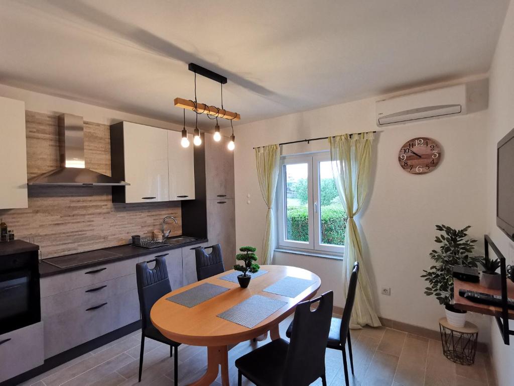 巴斯卡Apartments Jurandvor的厨房以及带桌椅的用餐室。