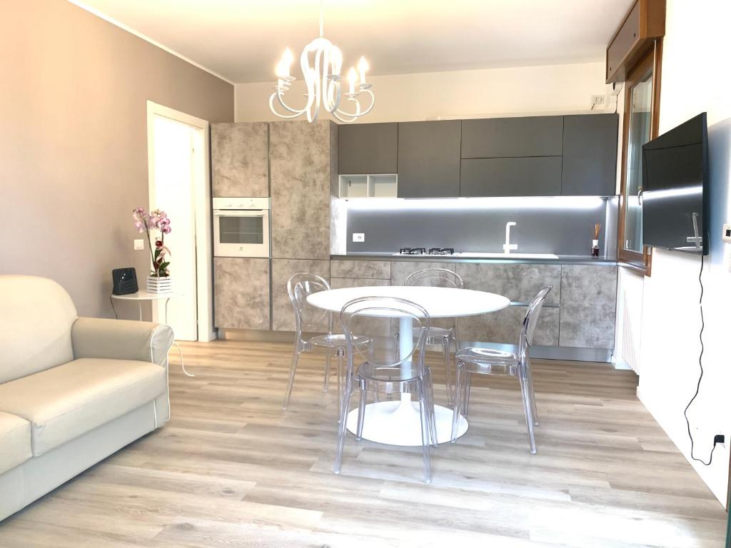 阿巴诺泰尔梅Appartamento Internazionale 2的厨房以及带桌椅的起居室。
