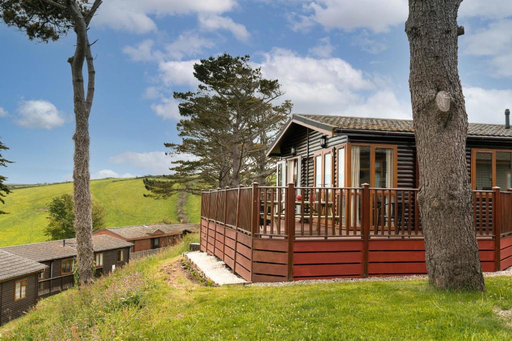 托波因特Finest Retreats - Whitsand Bay Lodge的一座带甲板和树的房子