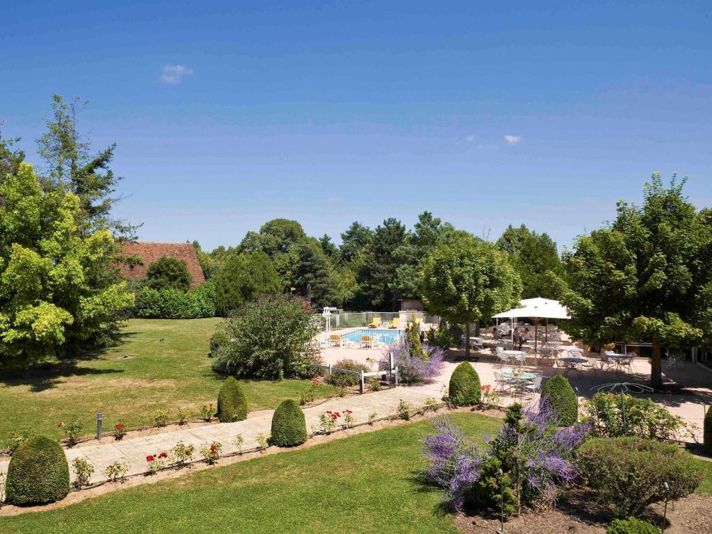 尚布雷莱图尔南图尔宜必思尚品酒店的享有带游泳池的花园美景
