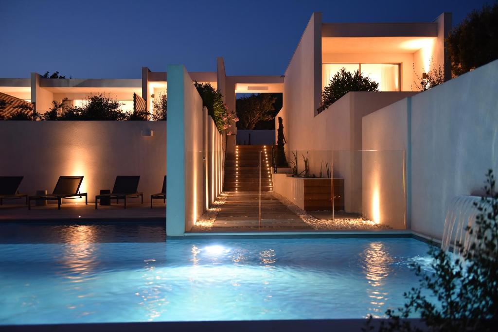博尼法乔卡拉迪格雷科酒店的一座晚上设有游泳池的房子